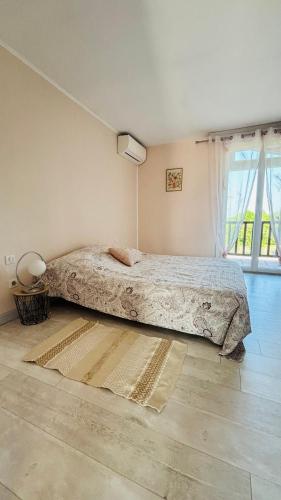 une chambre avec un grand lit dans une pièce dans l'établissement Le Mas des Cerisiers, à Le Temple-sur-Lot