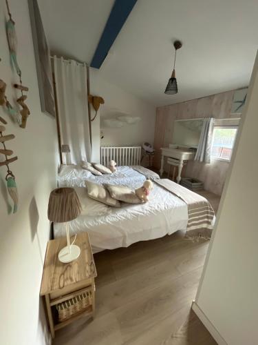 - 2 bébés dormant sur un lit dans une chambre dans l'établissement Maison climatisée 8 personnes lege cap ferret, à Lège-Cap-Ferret