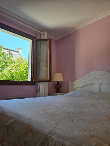 une chambre avec un grand lit et une fenêtre dans l'établissement 3 Bedroom House Terrace Park & Free Parking, à Aix-en-Provence