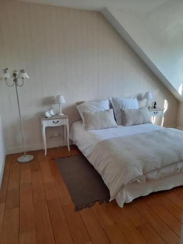 une chambre avec un grand lit et une table dans l'établissement La mancelle, au Mans