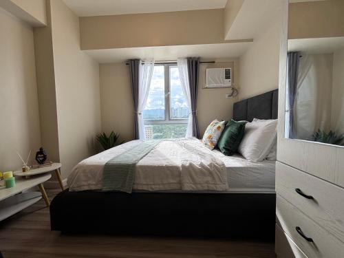 Postel nebo postele na pokoji v ubytování Virgo Nest Rentals - Avida Riala IT Park - City View