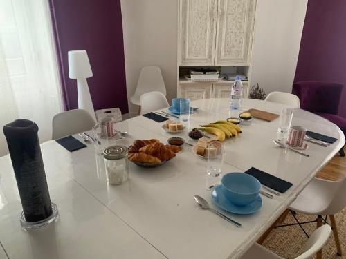 une table blanche avec de la nourriture au-dessus dans l'établissement Chez Isa, au Mans