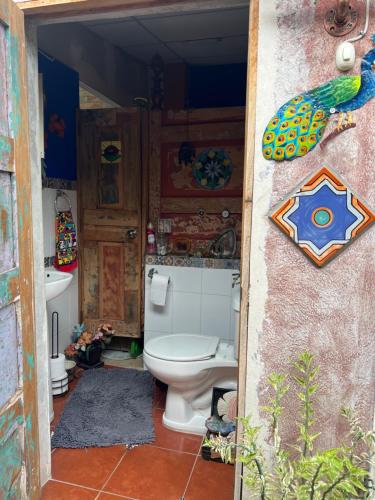 ein Bad mit WC in einem Zimmer in der Unterkunft Mendoza’s GUESTHOUSE in Santa Ana