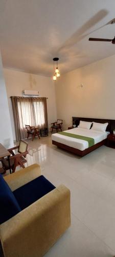 Una cama o camas en una habitación de SAF RESIDENCY mukkam