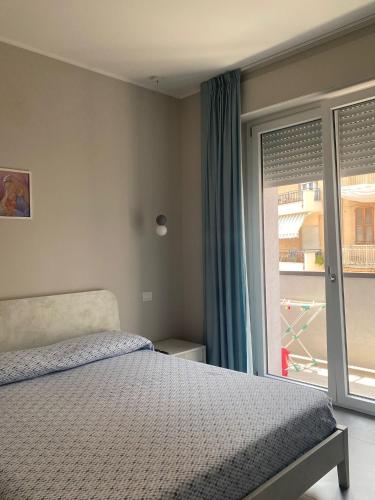 a bedroom with a bed and a window at NUOVO E CENTRALISSIMO in Civitanova Marche