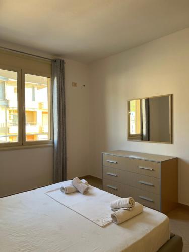 En eller flere senge i et værelse på Flamingo Apartment