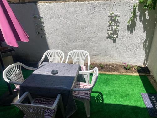Un patio o zona al aire libre en Secret Garden Mostar