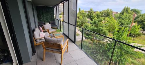 un balcon avec des chaises et des tables sur un immeuble dans l'établissement Strasbourg - Skyplace, à Strasbourg