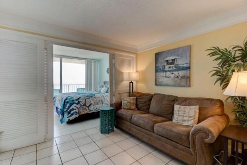 Χώρος καθιστικού στο Sunrise Seven Deluxe Oceanfront Condo