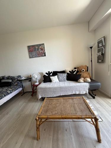 - un salon avec un canapé et un ours en peluche dans l'établissement Studio - Menton vue mer, à Menton
