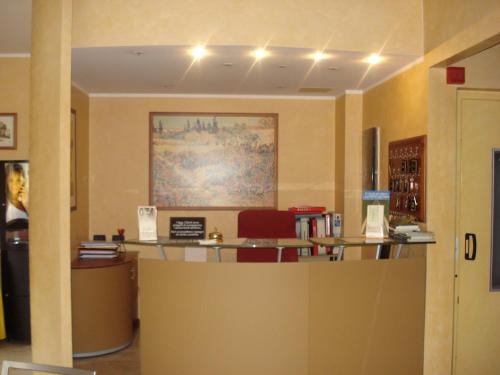 a waiting area of a library with a reception desk at Albergo Sangrilà in Lanzo Torinese