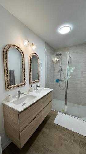 une salle de bain avec deux lavabos et une douche dans l'établissement Villa Oyat entre foret et océan, à Grayan-et-lʼHôpital