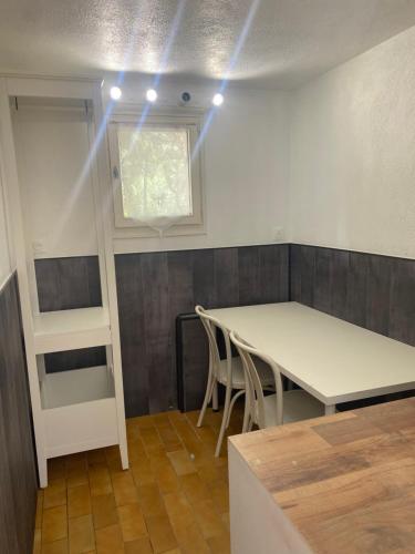 Photo de la galerie de l'établissement Superbe Rez de jardin avec aperçu mer et parking, à La Cadière-dʼAzur