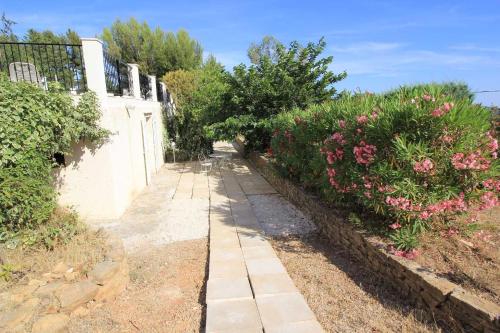 Photo de la galerie de l'établissement Superbe Rez de jardin avec aperçu mer et parking, à La Cadière-dʼAzur