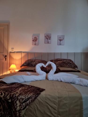 two swans made out of towels on two beds at Ape da Deisi Termas in Gravatal
