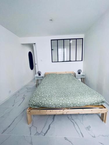 une chambre avec un lit dans une pièce avec une fenêtre dans l'établissement T2 lumineux en hypercentre, à Perpignan