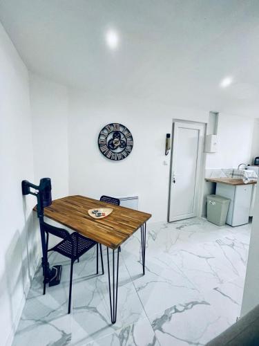 une table et une chaise dans une pièce dans l'établissement T2 lumineux en hypercentre, à Perpignan