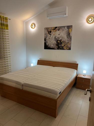 1 cama en un dormitorio con 2 luces encendidas en Ferienwohnung Villa Milla, en Vir