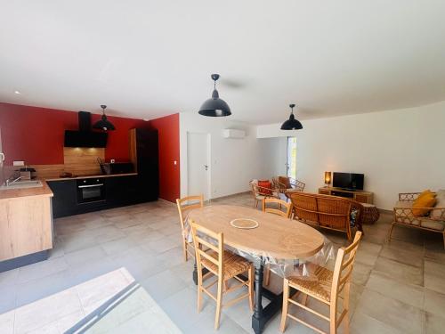 une cuisine et une salle à manger avec une table et des chaises dans l'établissement Maison neuve 4 etoiles à 10 minutes de Royan, à Le Chay