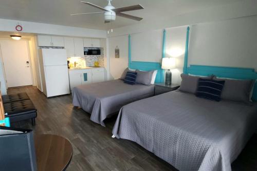 Postel nebo postele na pokoji v ubytování The Maui Wowi Oceanfront Condo