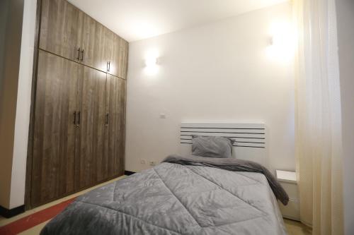 Ένα ή περισσότερα κρεβάτια σε δωμάτιο στο Kidist 5BR Duplex Apartment