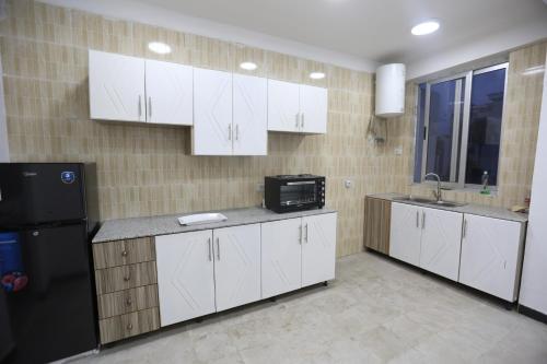 Η κουζίνα ή μικρή κουζίνα στο Kidist 5BR Duplex Apartment