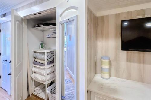 Kamar mandi di Ray's on the Beach