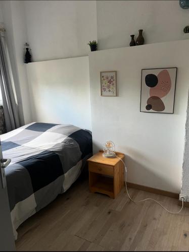 une chambre avec un lit et une table en bois dans l'établissement T2-terrasse coup de coeur, à Toulon