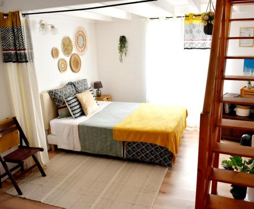 une chambre avec un lit dans une pièce avec une fenêtre dans l'établissement Joli apartment proche du centre-ville, à Poitiers