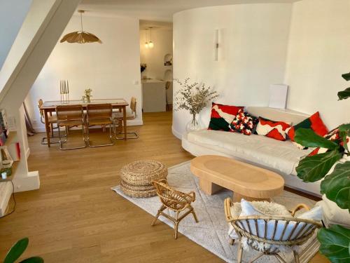 un salon avec un canapé et une table dans l'établissement Beautiful kids friendly apartment with Montmartre view, à Paris