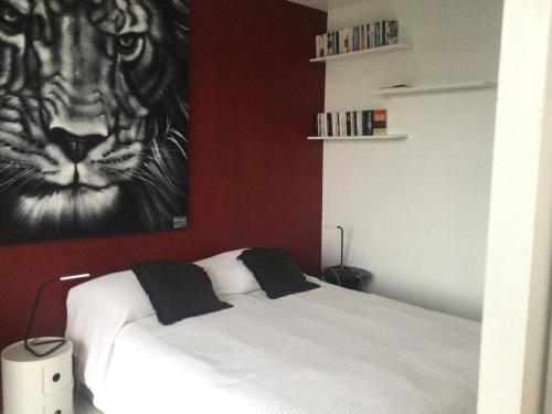 - une chambre avec un lit avec une photo de tigre dans l'établissement 3 chambres au coeur de biarritz, à Biarritz