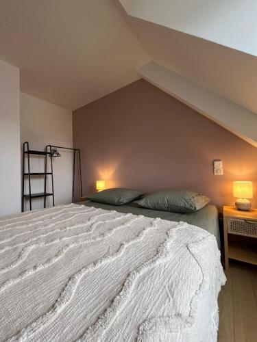 Ce lit se trouve dans une chambre mansardée. dans l'établissement Maison Guelan Kerners, à Arzon