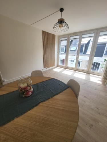 Cette chambre comprend une table avec un bol. dans l'établissement Adamo, au Mans