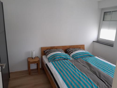 a bed with striped pillows on it in a bedroom at Marktperle in Sagard