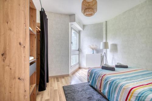 une chambre avec un lit et une fenêtre dans l'établissement Le Garenne au coeur de Vannes, à Vannes