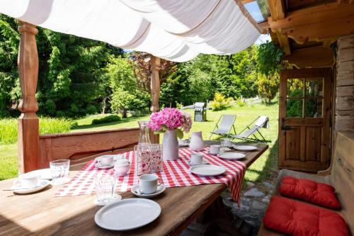 a wooden table with a red and white table cloth at KaiserGattern in Going