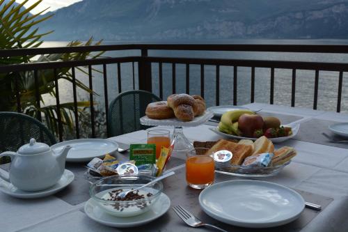 stół z talerzami śniadaniowymi na balkonie w obiekcie Residence San Vito w Brenzone sul Garda
