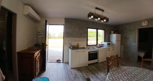 Il comprend une cuisine équipée d'un réfrigérateur et d'une cuisinière. four supérieur dans l'établissement maison de campagne, à Saint-Aubin-de-Nabirat