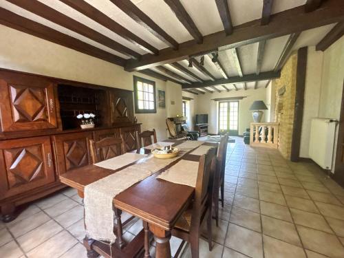 une grande salle à manger avec une table et des chaises dans l'établissement Belle Maison périgourdine, à Milhac-dʼAuberoche