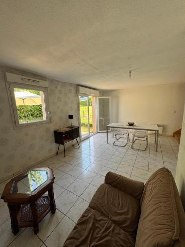 un salon avec un canapé et une table dans l'établissement Maison 3 chambres, à Morlaix