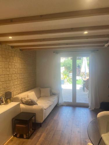 une chambre avec un lit et une porte coulissante en verre dans l'établissement Villa club à proximité des calanques, à Bandol