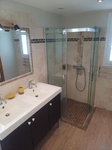 une salle de bain avec un lavabo et une douche dans l'établissement Gite 4 à 5 personnes sur domaine vinicole avec piscine chauffée - Vineyard cottage - heated pool, à Mormoiron