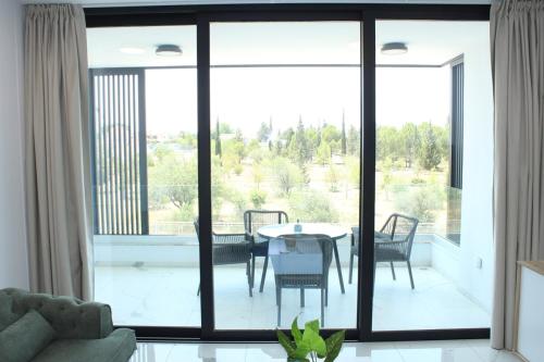 Ruang duduk di Infinity Luxury Mansions