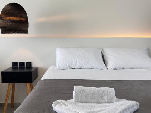 Ένα ή περισσότερα κρεβάτια σε δωμάτιο στο Eleonas Suites