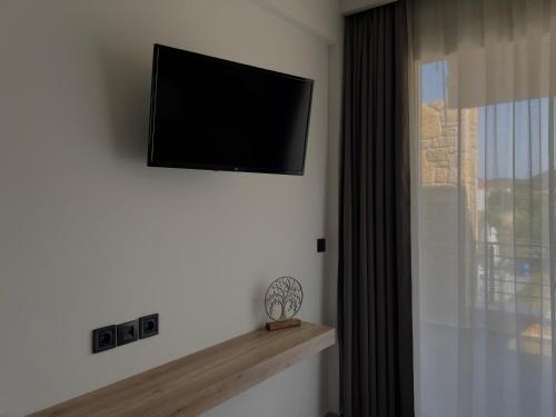 Μια τηλεόραση ή/και κέντρο ψυχαγωγίας στο Eleonas Suites