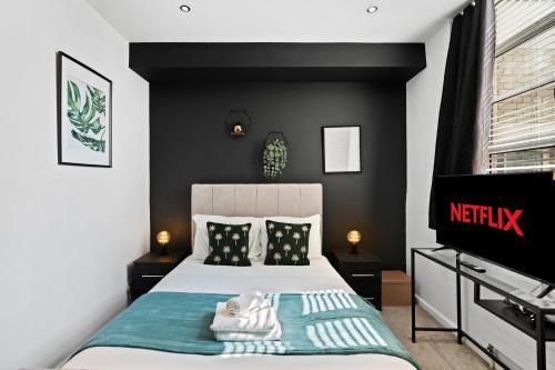 Ένα ή περισσότερα κρεβάτια σε δωμάτιο στο Brighton Botanic 2BR Retreat by the Beach