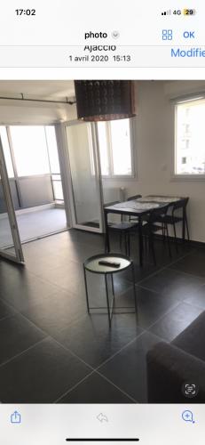 une chambre avec deux tables, une table et des chaises dans l'établissement Ajaccio j1, à Ajaccio