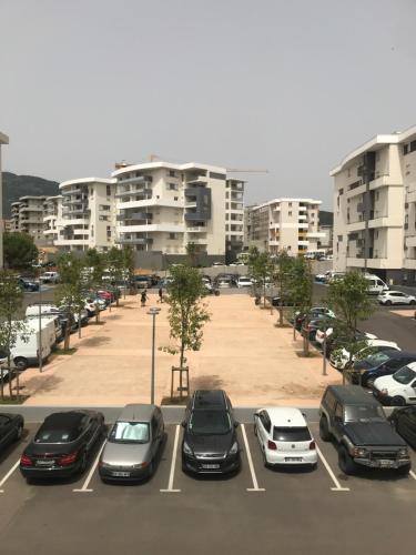 un parking avec des voitures garées dans une ville dans l'établissement Ajaccio j1, à Ajaccio