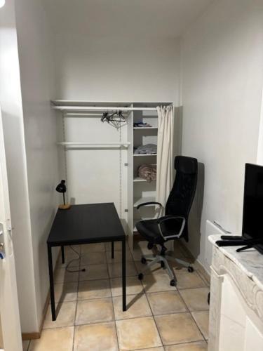 a room with a desk and a chair and a table at un lit double dans une chambre dans un appartement de 3 chambres en colocation à proximité du centre ville in Toulon