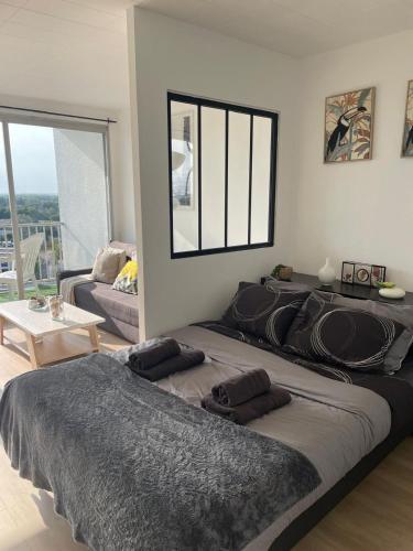 - 2 grands lits dans une chambre avec fenêtre dans l'établissement En hauteur, au pied du métro & 7mn du centre Lille, à Mons-en-Baroeul